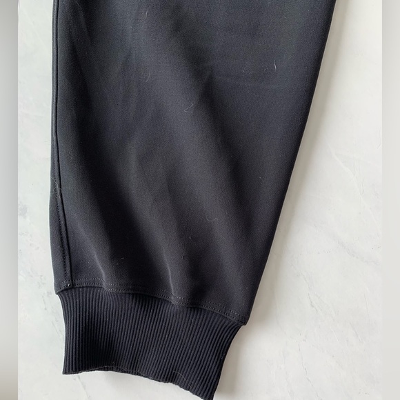 Lululemon Black On the Fly Joggers. Size 4 - Picture 6 of 8